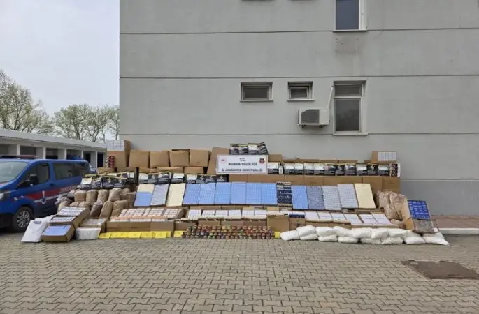 Bursa’da kaçak tütün baskını: Depo ve araçlardan servet çıktı
