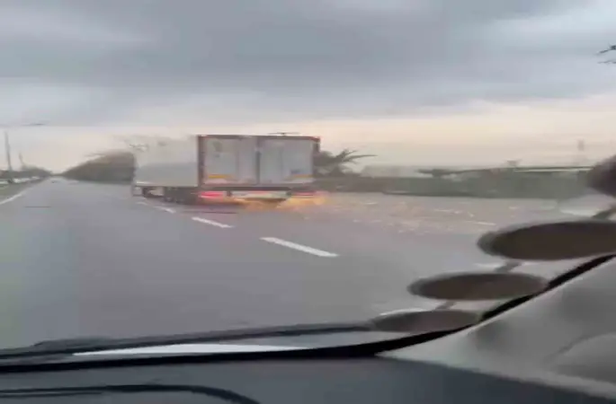 Bursa’da korku dolu anlar, direği deviren TIR olay yerinden kaçtı
