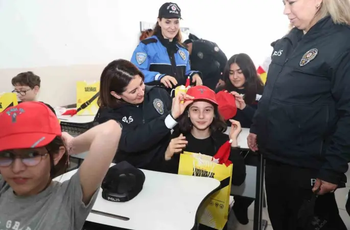 Bursa’da öğrencilere polislik tanıtımı ve güvenlik bilgilendirmesi

