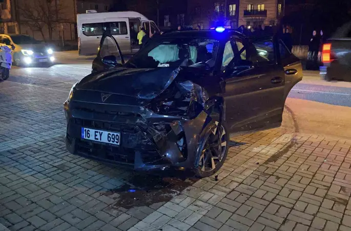 Bursa’da otomobil ile minibüs çarpıştı: 9 yaralı
