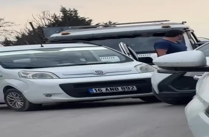 Bursa’da trafikte yol verme kavgası kamerada

