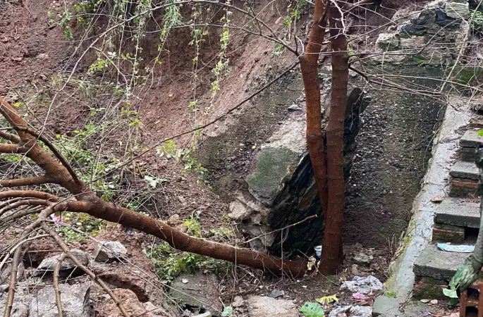 Bursa’da yağış sonrası istinat duvarı çöktü
