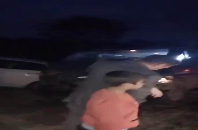 Bursa’da yamaçtan kopan kayalar, araçların üzerine yağdı
