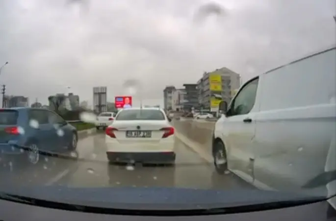 Bursa’da yol verme kavgası: 3 kişi sürücüye saldırdı
