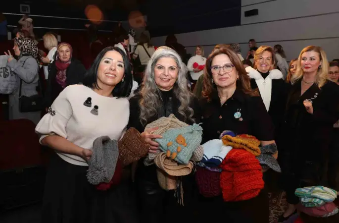 Bursa’da yüzlerce kadın aynı anda iyilik için ilmek attı
