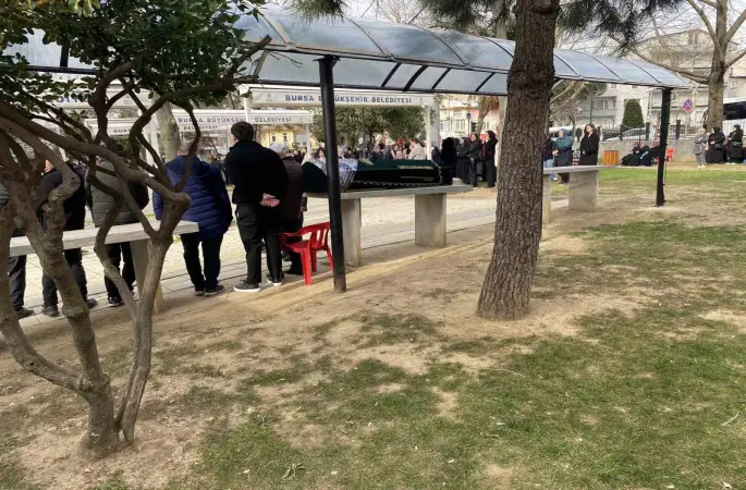 Bursa’daki silahlı saldırıda ölen güzellik uzmanı kadın toprağa verildi
