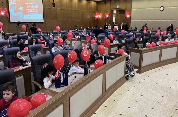 Bursalı çocuklar başkanlık ve meclis üyeliği koltuklarını devraldı
