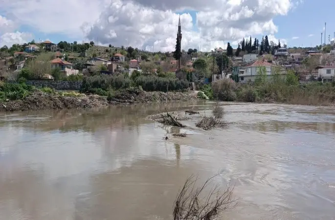 Büyük Menderes yükseldi, tarihi Taşköprü sular altında kayboldu
