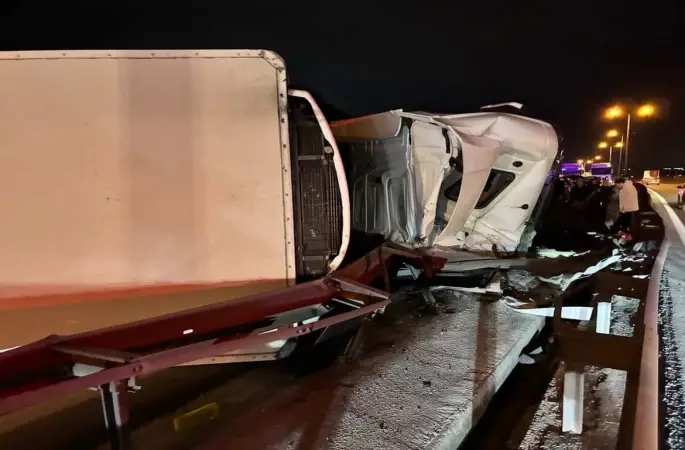 Büyükçekmece TEM Otoyolu’nda tır devrildi: Kilometrelerce trafik oluştu
