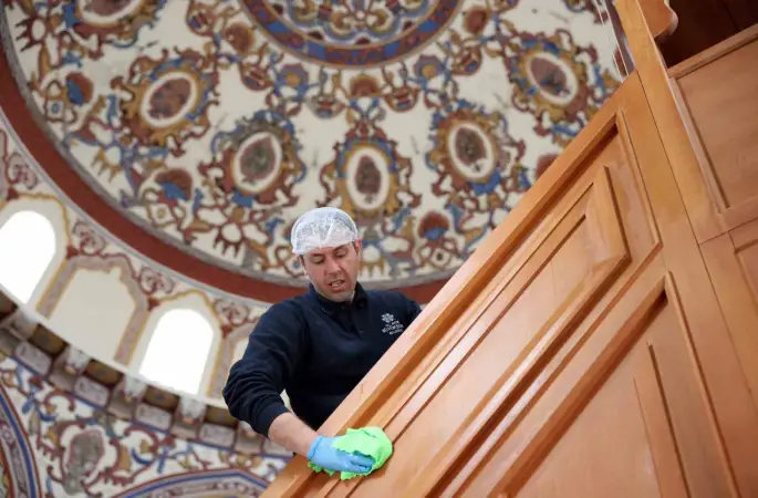 Büyükşehir camilerde temizlik çalışmalarını sürdürüyor
