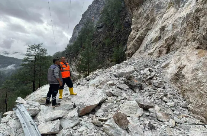 Büyükşehir ekiplerinden Alacami yolunda heyelan çalışması
