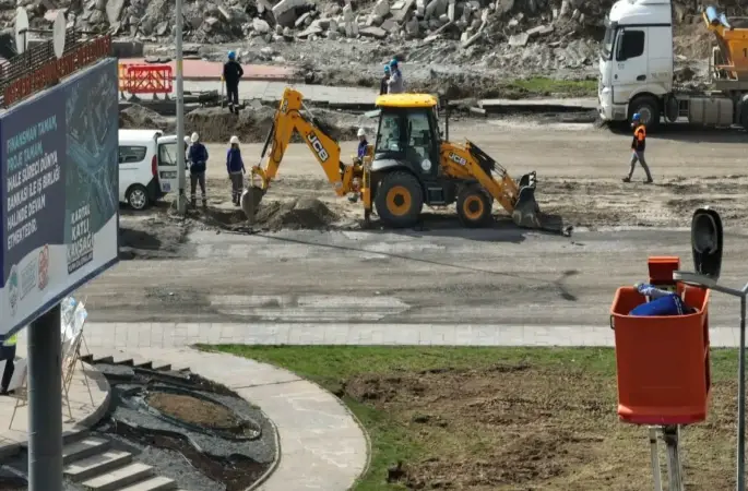 Büyükşehir’de pazar günü de durmak yok: Kartal Katlı Kavşağı’nda hummalı çalışma
