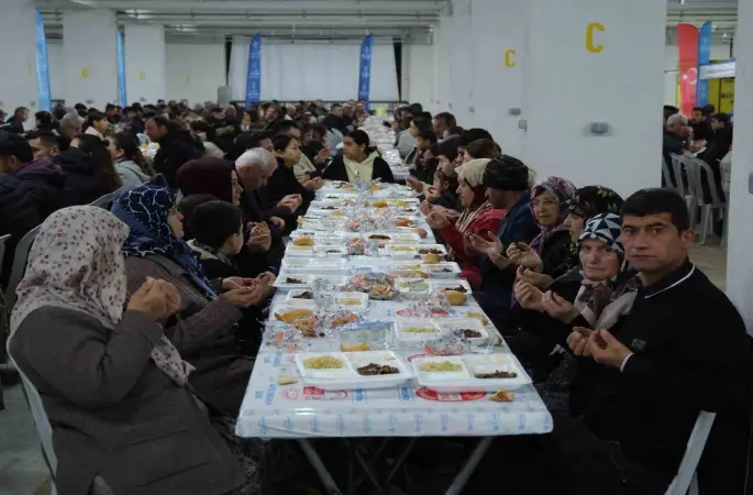 Büyükşehir’in iftar sofrasında oruçlar dualarla açıldı
