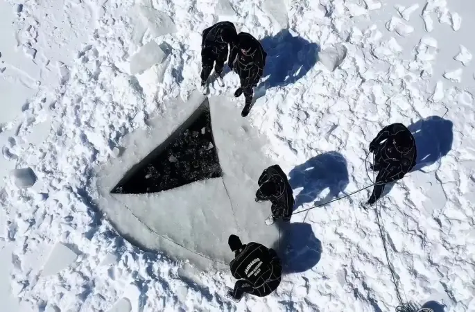 Buzla kaplı gölette nefes kesen dalış
