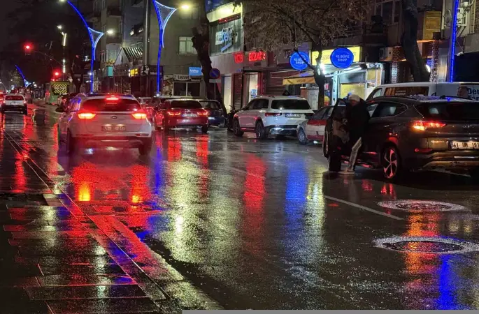 Cadde ortasında dehşet anları: Tekme ve yumruklara feci şekilde darbedildi
