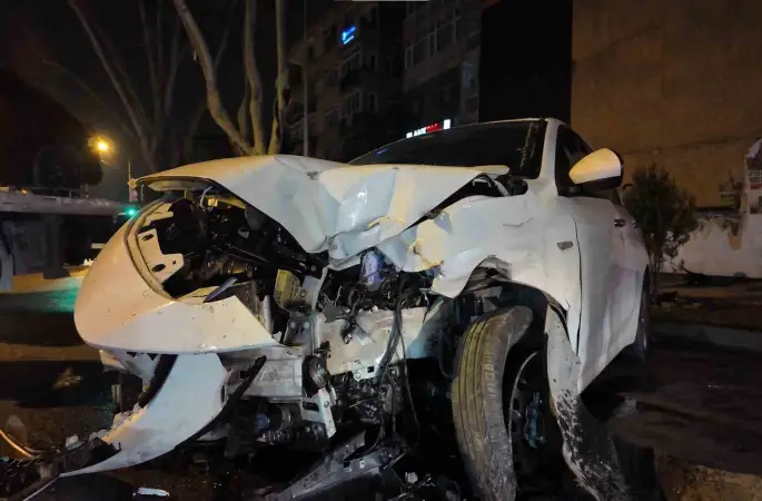 Caddebostan’da makas atan sürücü lüks araca çarpıp kaçtı
