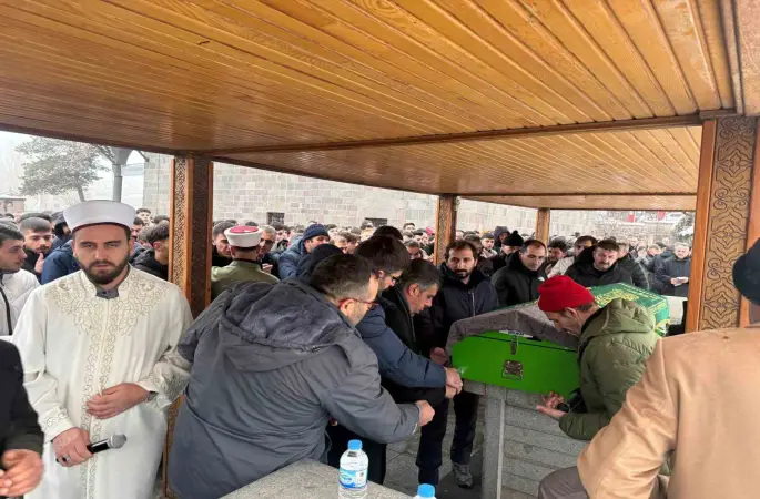 Cam silerken 3. kattan düşen öğretmen son yolculuğuna dualarla uğurlandı
