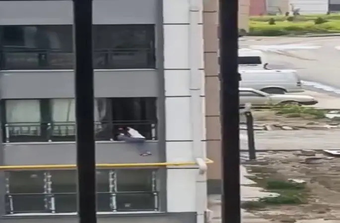 Camdan çıkarak korkulukta gezinen çocuk, yürekleri ağza getirdi
