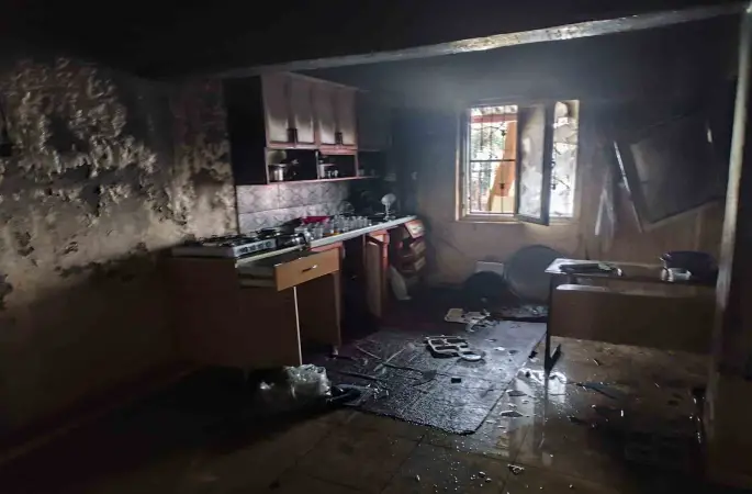 Camide çıkan yangın hasara neden oldu
