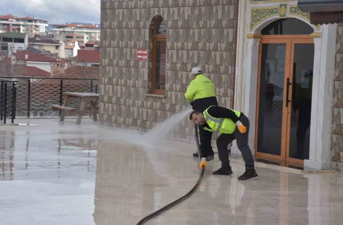 Camilerde Ramazan ayı temizliği yapıldı
