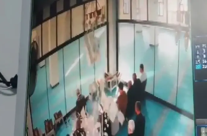 Caminin tavan alçısı cemaatin üstüne düştü
