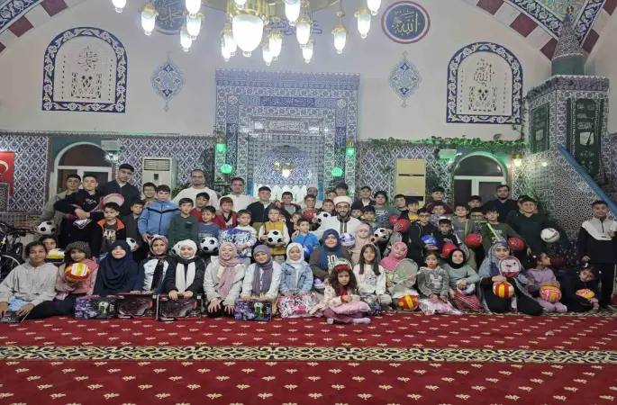 Camiye gelen çocuklar çifte bayram yaptı
