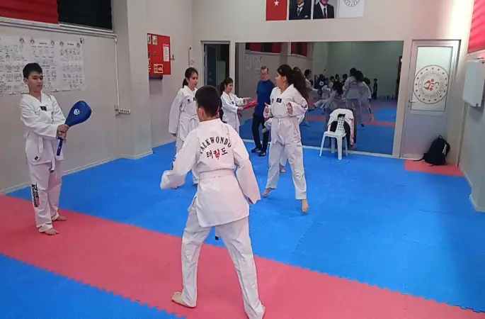 Çamlıca Kemal Unakıtan Spor Salonu’nda taekwondo rüzgarı
