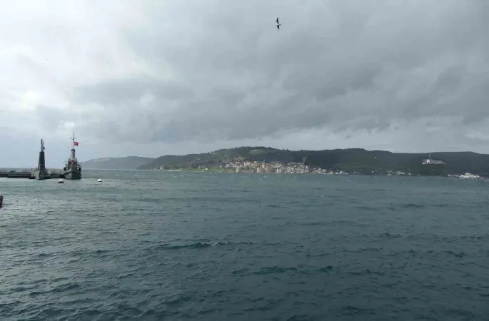 Çanakkale Boğazı fırtına nedeniyle trafiğe kapandı
