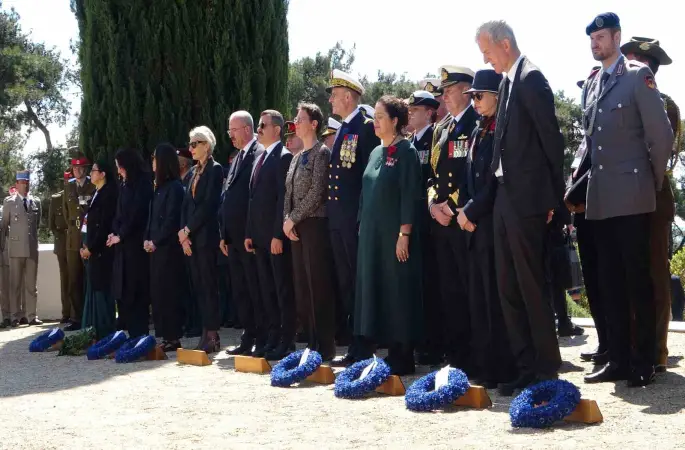 Çanakkale Kara Savaşları’nın yıl dönümünde Fransız ve İngiliz anıtlarında tören düzenlendi
