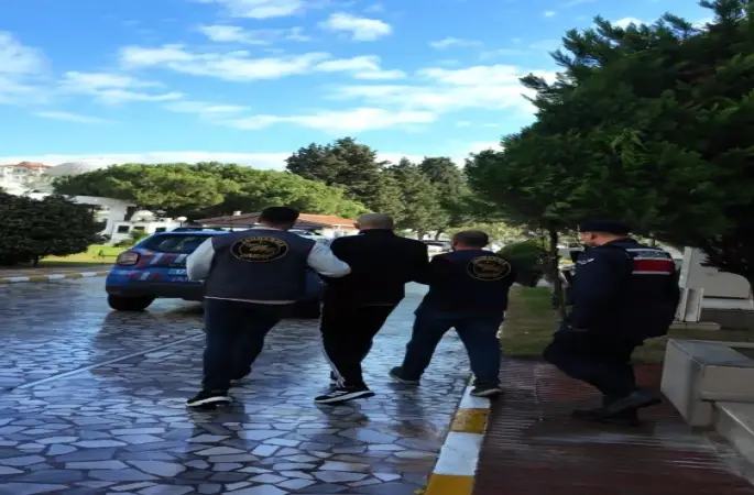 Çanakkale’de 15 yıl hapis cezası ile aranan şahıs saklandığı evde yakalandı
