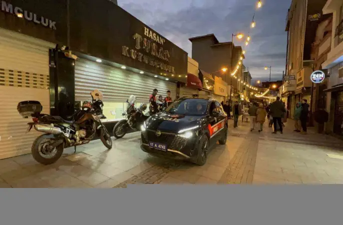 Çanakkale’de kar vaadiyle vatandaşları dolandıran kuyumcunun işletmesinde yapılan incelemede sahte altınlar ortaya çıktı
