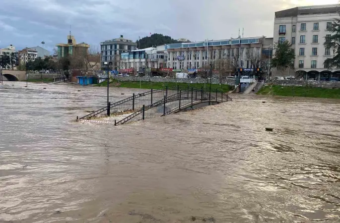 Çanakkale’de Kocabaş Çayı taştı, otopark sular altında kaldı
