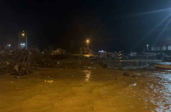 Çanakkale’de sağanak yağış nedeniyle Kepez Çayı taştı, sahil yolu trafiğe kapatıldı
