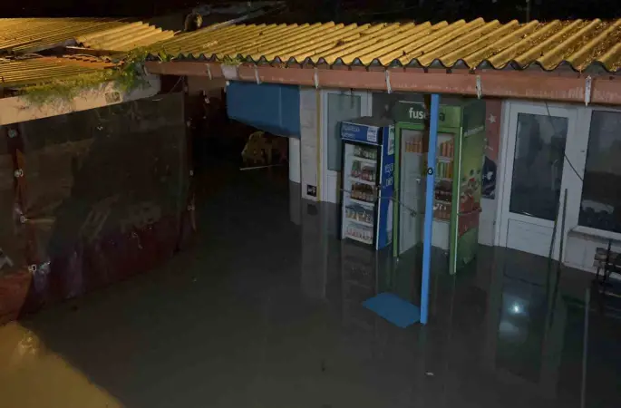 Çanakkale’de Sarıçay taştı, iş yerleri sular altında kaldı
