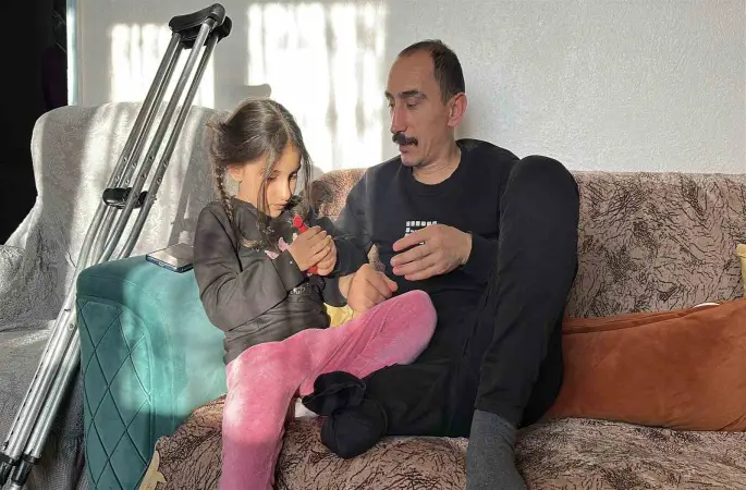 Çapa makinesi kaptırdığı bacağını kaybeden babanın en büyük isteği kızıyla birlikte gezebilmek
