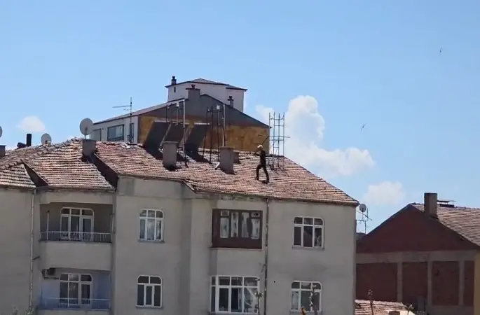 Çatıda tehlikeli çalışma, kameraya yansıdı
