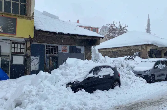 Çatıdan düşen kar kütlesi araca zarar verdi
