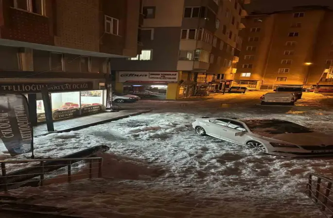 Çatıdan düşen kar kütlesi otomobili kullanılamaz hale getirdi
