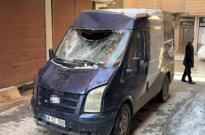 Çatıdan düşen kar kütlesi seyir halindeki minibüse zarar verdi
