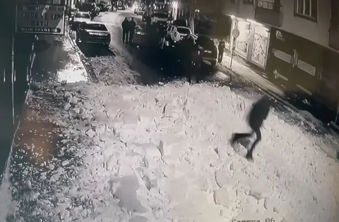 Çatıdan kar kütleleri düştü: Bir şahıs koşarak saniyeler içerisinde kurtuldu
