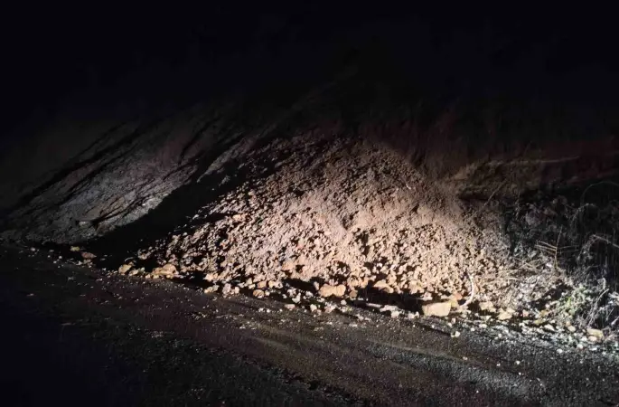 Çaycuma’da heyelan trafik akışını durdurdu
