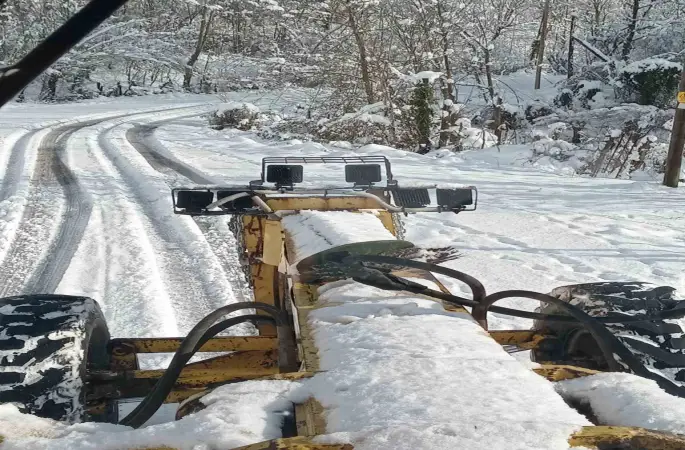 Çaycuma’da karla mücadele çalışmaları sürüyor
