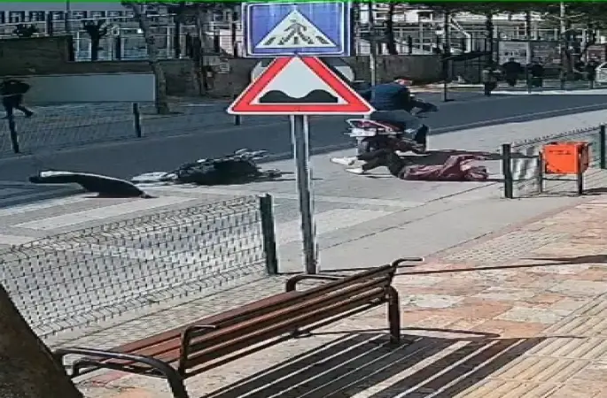Çaycuma’da motosiklet yaya geçidinde anne ve çocuğuna çarptı: 2 yaralı
