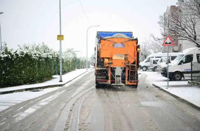 Çayırova’da karla mücadele sürüyor
