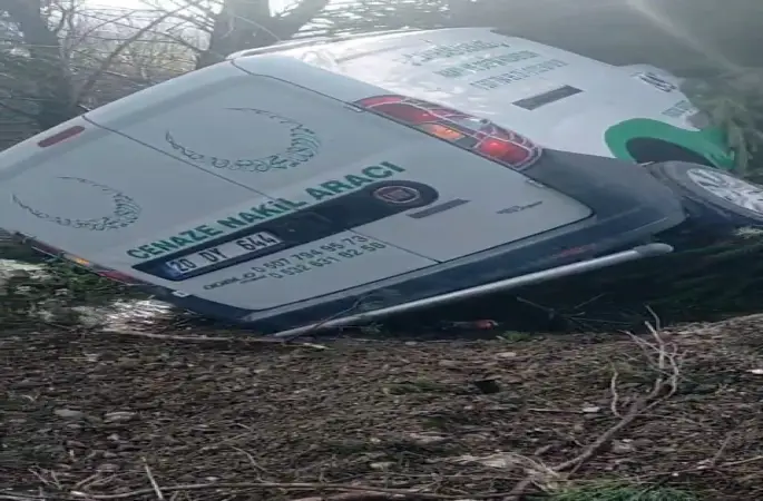 Cenaze nakil aracı kaza yaptı, araçtaki 2 kişi yaralandı
