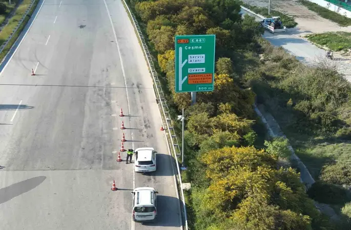 Çeşme gişelerinde dron destekli trafik denetimi devam ediyor
