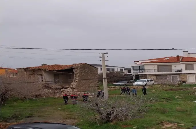 Çeşme’de sağanak yağış ve fırtına günlük yaşamı zorlaştırdı
