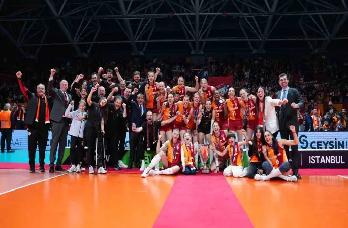 CEV Kupası şampiyonu Galatasaray kupasını aldı
