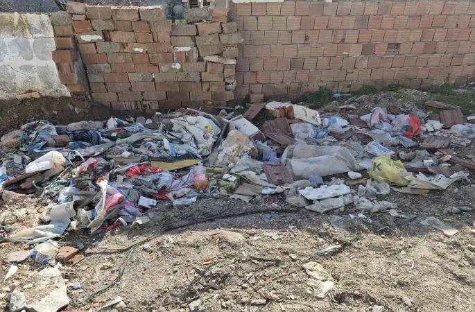 Çevre kirliliğine neden olan moloz yığınları çirkin görüntü oluşturuyor
