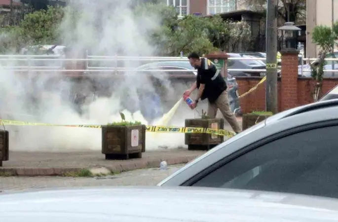 Çevre Şehircilik Müdürlüğü önünde bomba paniği
